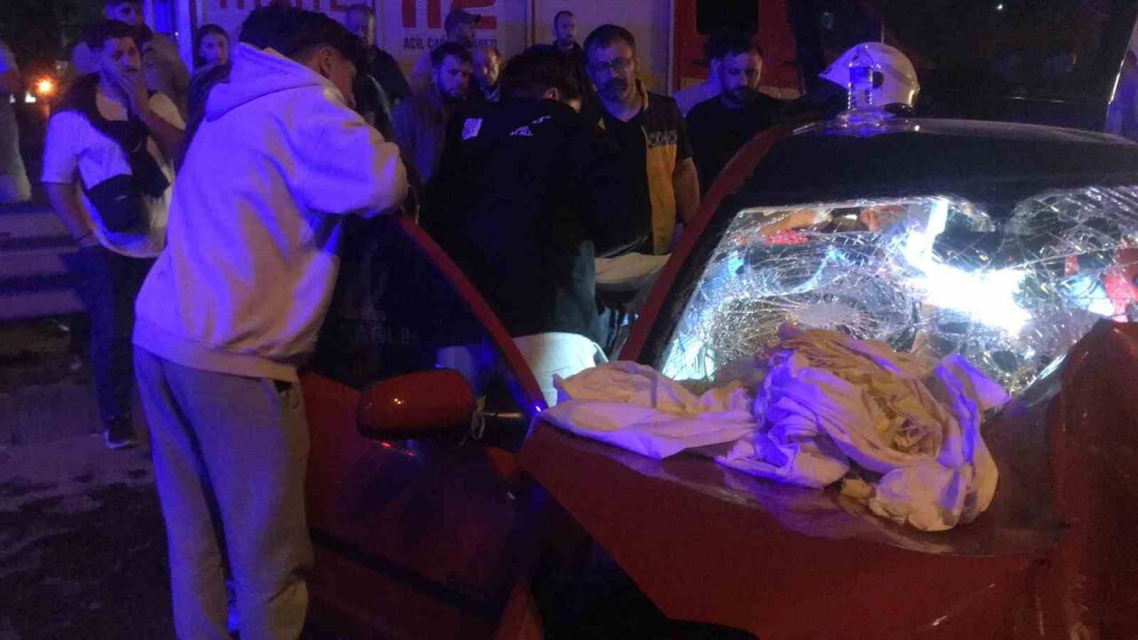 Tıra çarpan otomobilde sıkışan 4 yaralıyı itfaiye kurtardı