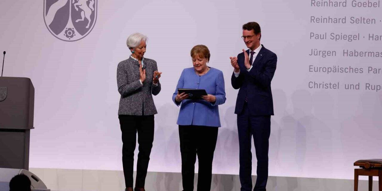 Merkel devlet ödülü ile onurlandırıldı