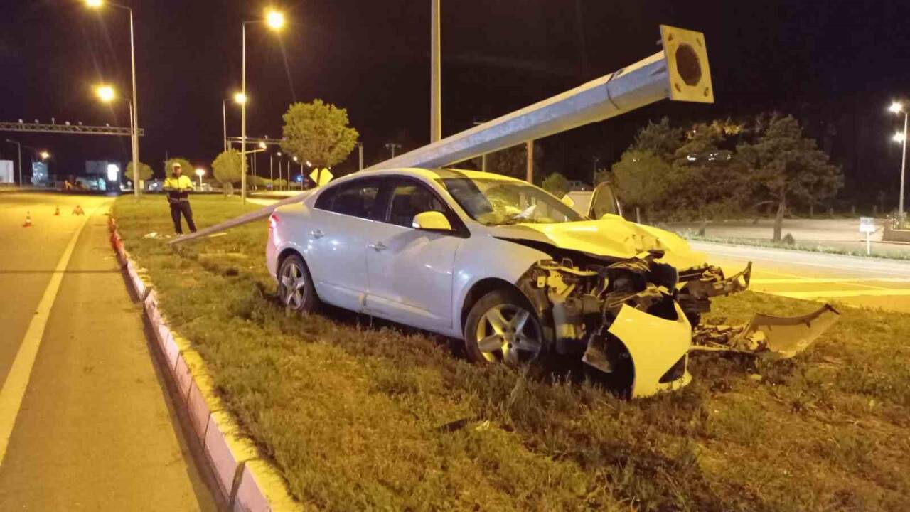 Kontrolden çıkan otomobil aydınlatma direğini devirdi: 1 yaralı