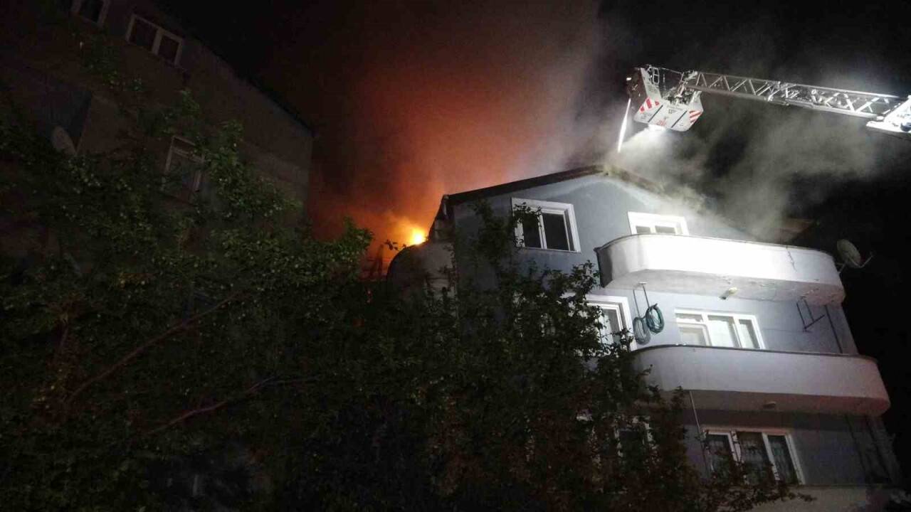 4 katlı apartmanın çatısını alevler sardı