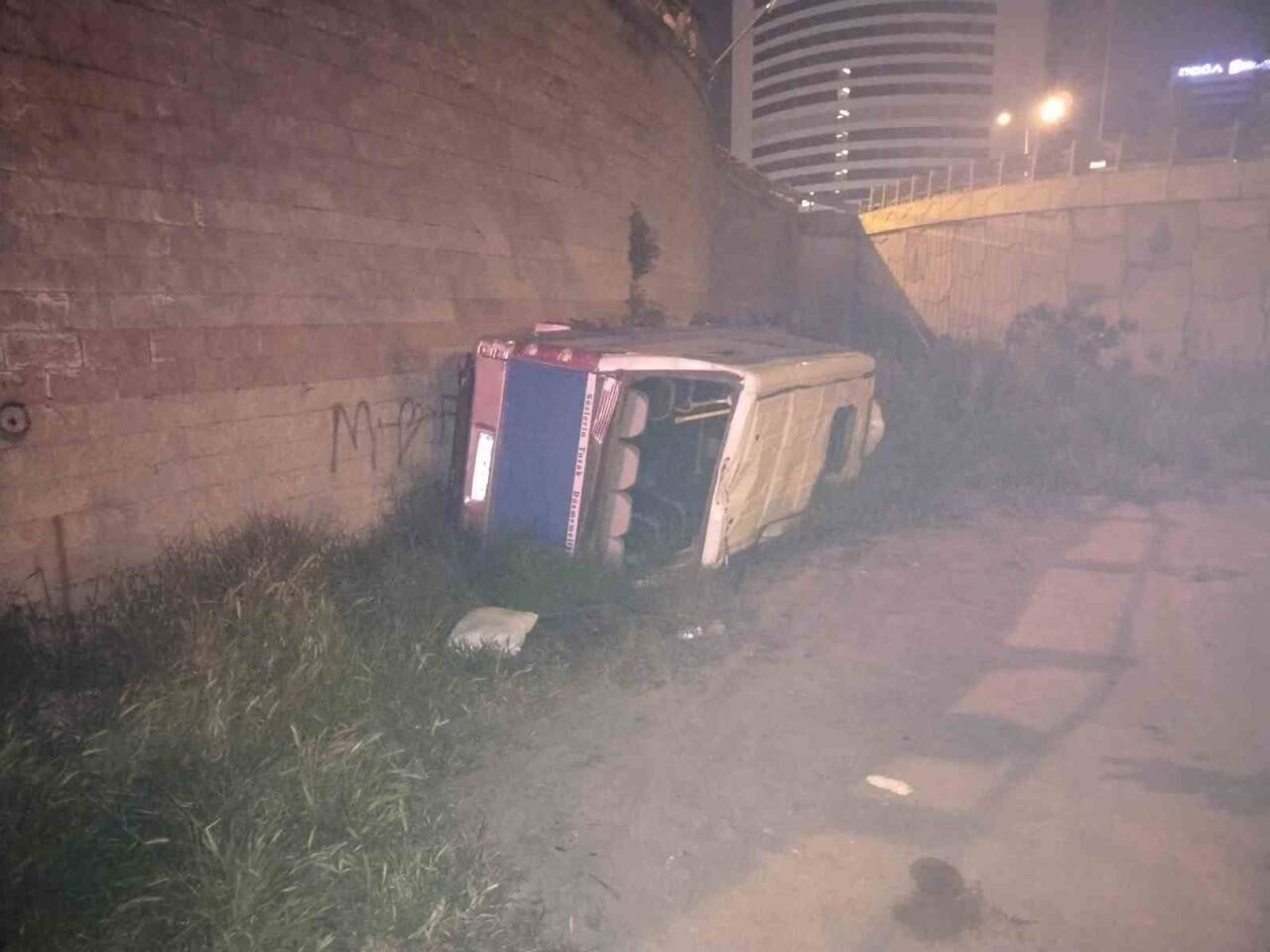 Minibüs şarampole yuvarlandı: 2 yaralı