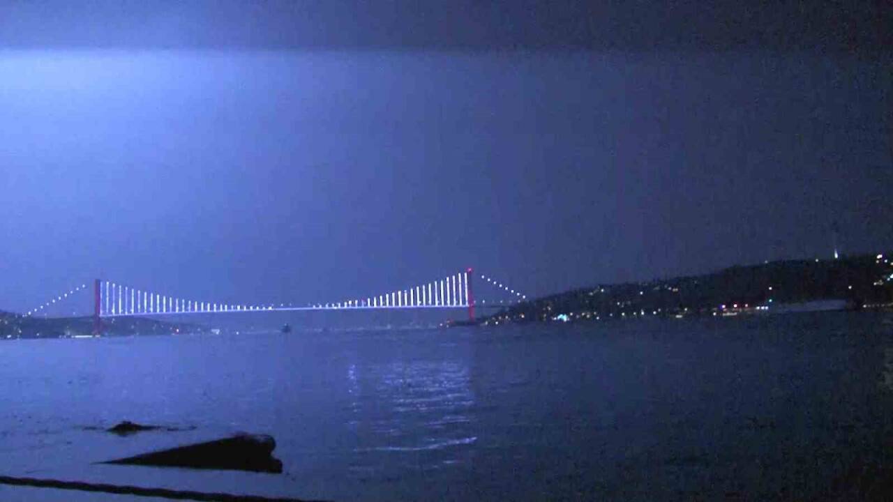 Şimşekler geceyi aydınlattı