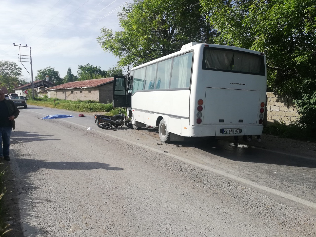 Konya'da midibüs, motosikletle çarpıştı 2 kişi öldü