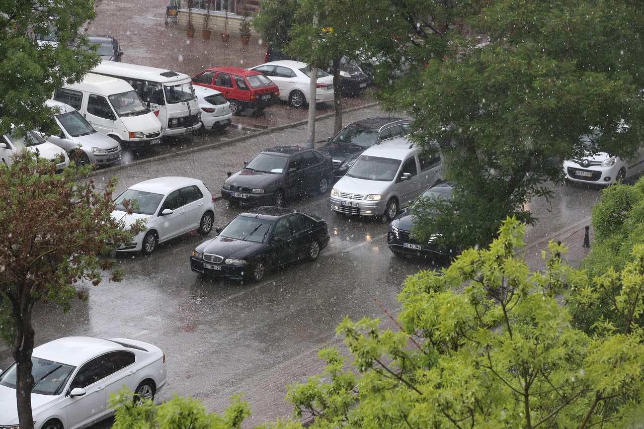 Konya'da dolu ve sağanak yağış etkili oldu