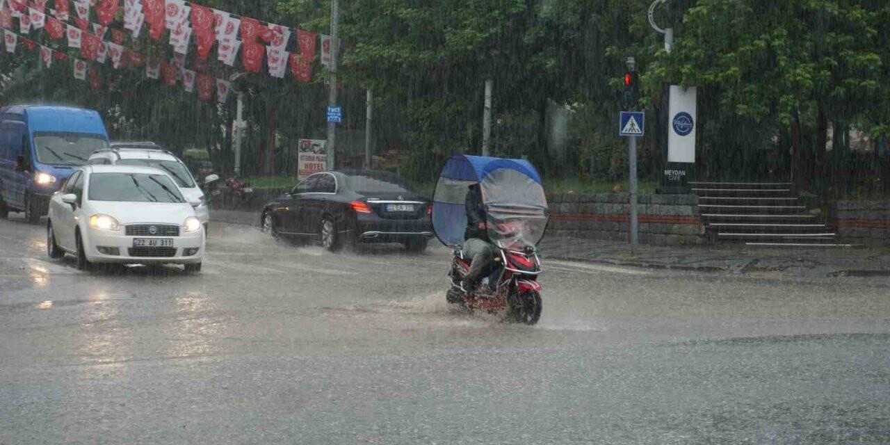Edirne’de sağanak etkili oldu, yollar kısa sürede göle döndü