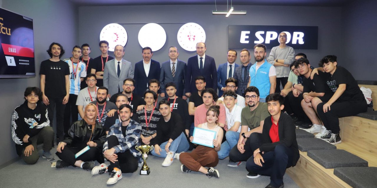 Gençler  e-spor turnuvasında yarıştı