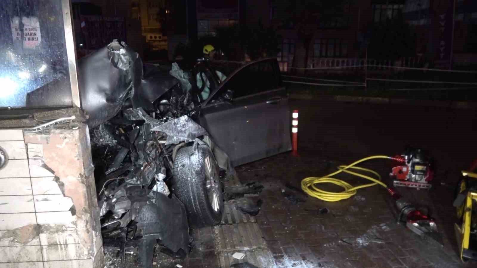 Bursa’da üç gencin lüks otomobilde hayatını kaybettiği kaza kamerada