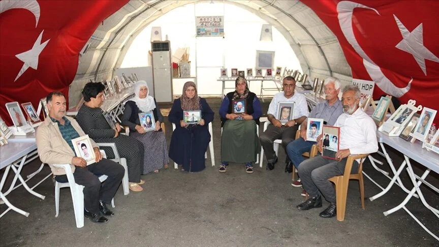 Diyarbakır annelerinin oturma eylemi kararlılıkla devam ediyor