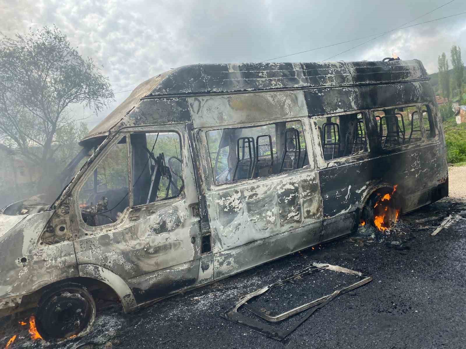 Amasya’da yanan minibüsteki çocuklar büyük tehlike atlattı