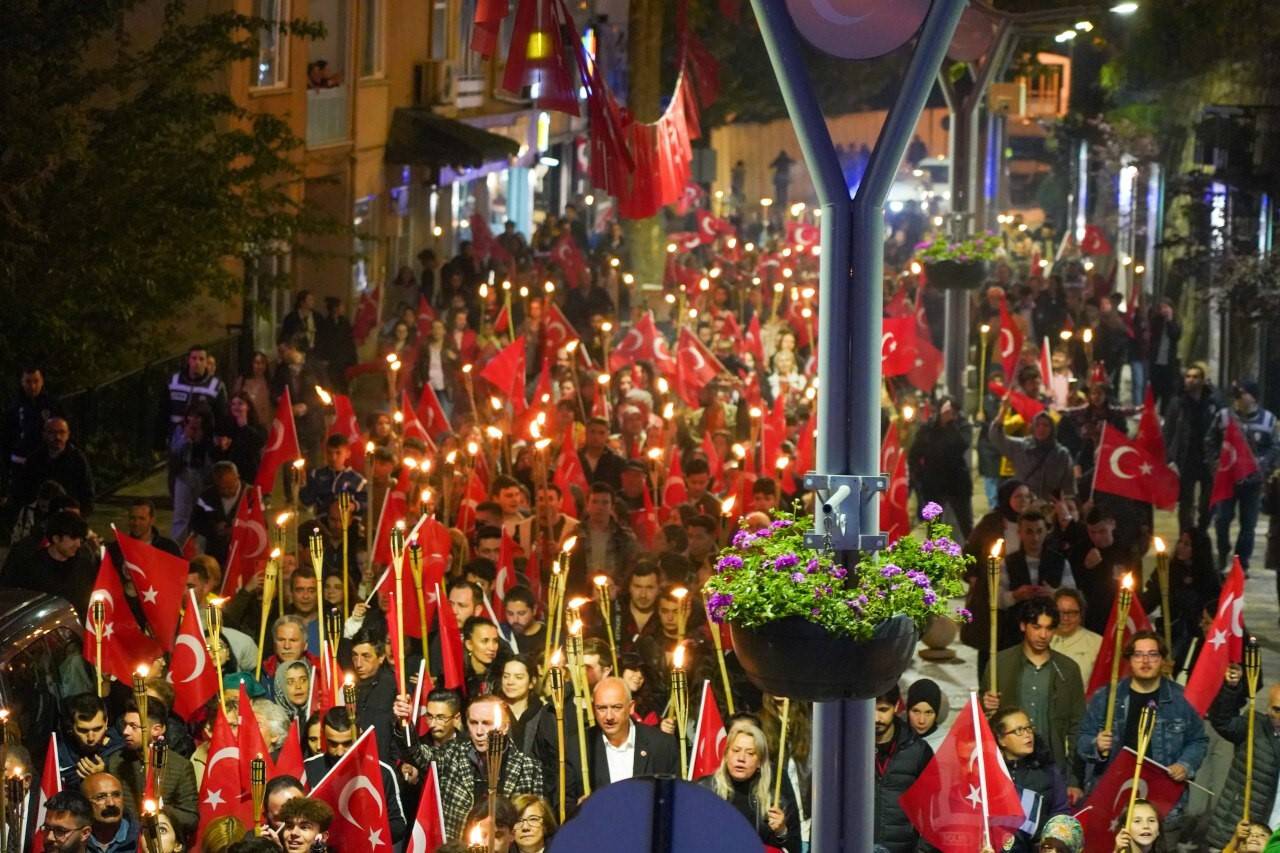 Fener alayında gençler bir araya geldi
