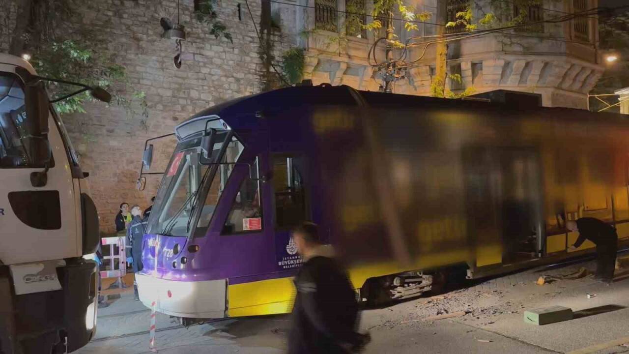Gülhane’de tramvay raydan çıktı