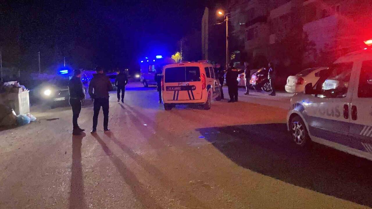 ’Dur’ ihtarına uymayan alkollü sürücü lastiği vurularak durduruldu: 1 polisi yaraladı