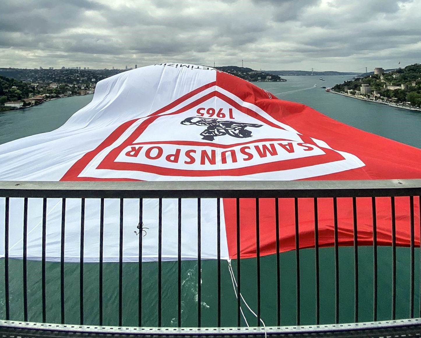 Şampiyon Samsunspor’un bayrağı İstanbul Boğazı’na asıldı