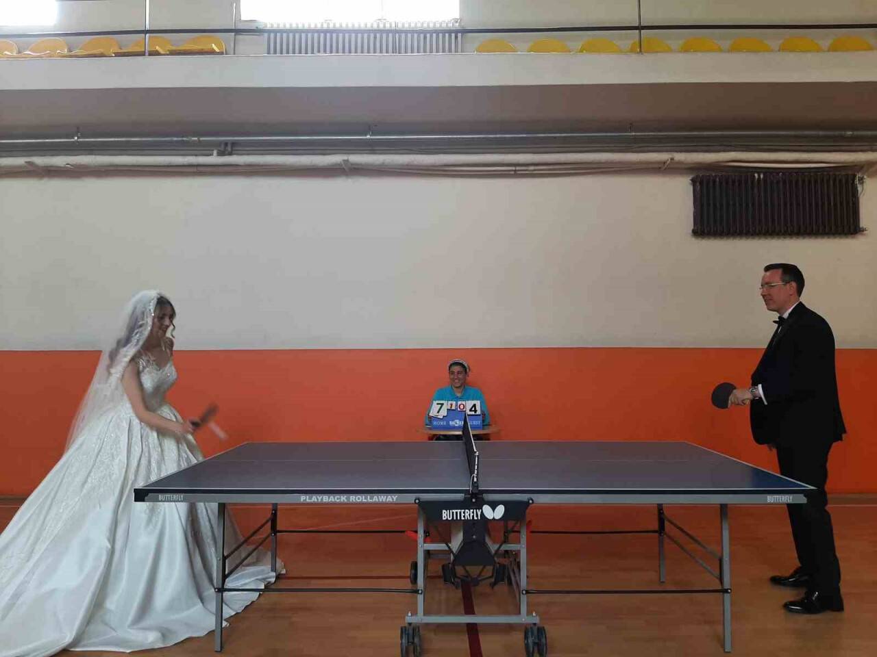 Gelinlik ve damatlıklarıyla düğün öncesi masa tenisi oynadılar