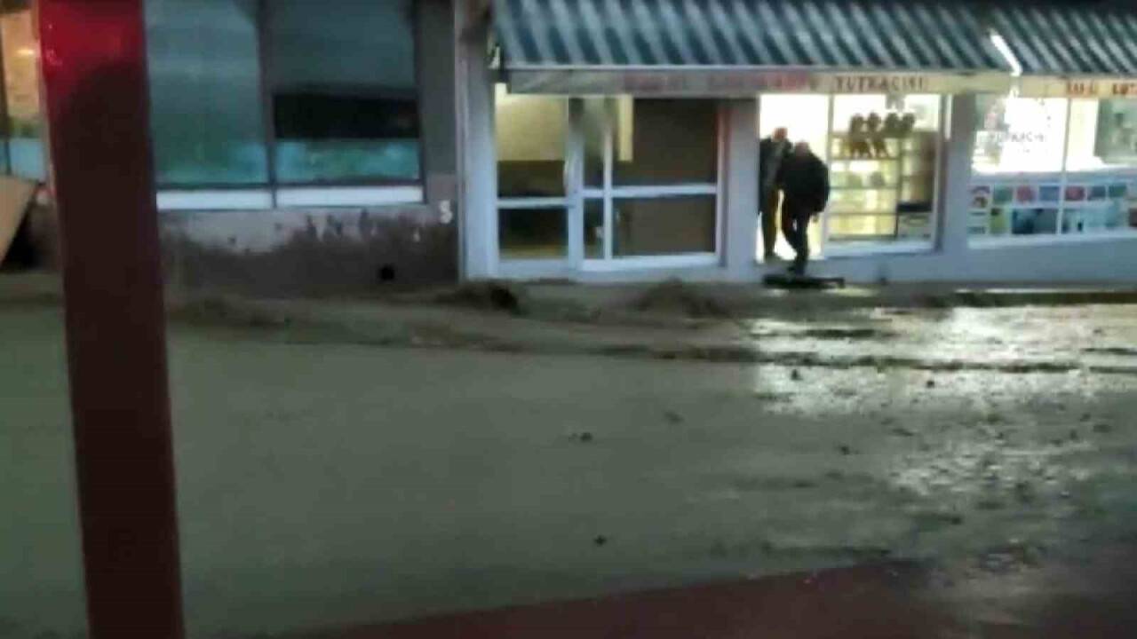 Depoya yıldırım düştü