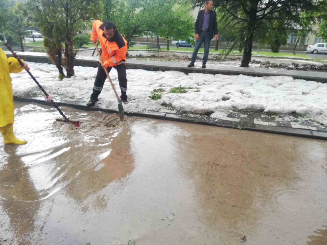 Sağanak yağış sele neden oldu