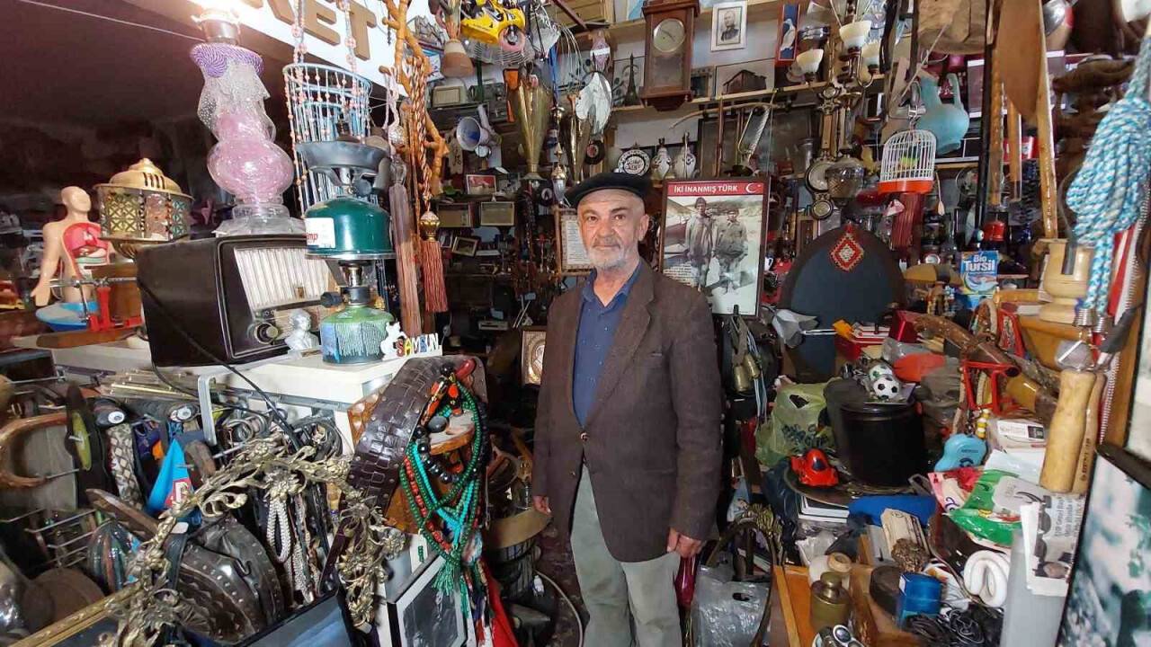 45 yıldır antika eşya topluyor, antikaların sayısını artık kendisi de bilmiyor