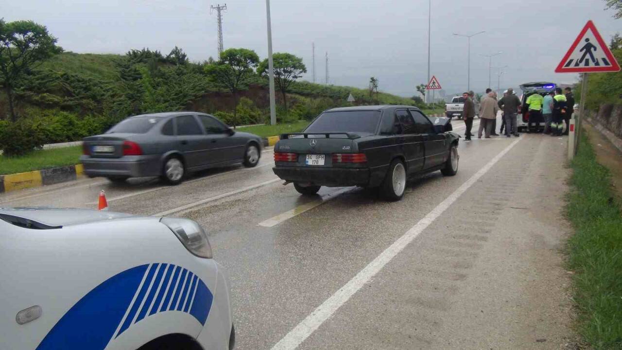 Otomobil tıra çarptı: 2 yaralı