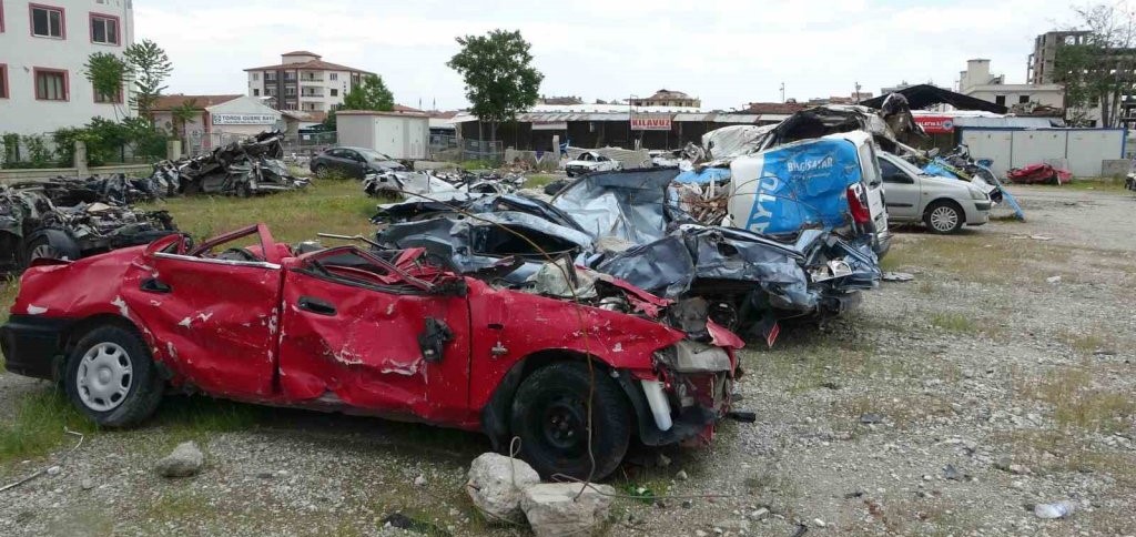 Depremde 200 milyon TL değerindeki 245 araç hurdaya döndü