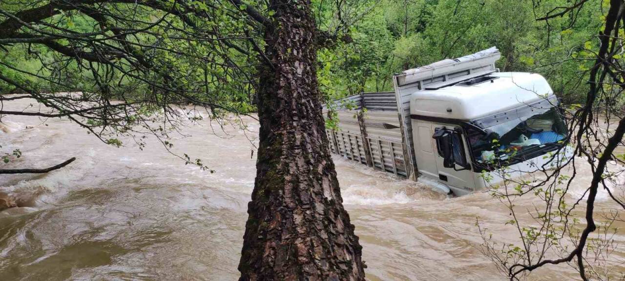 Munzur Çayı’na uçan kamyon çıkarıldı