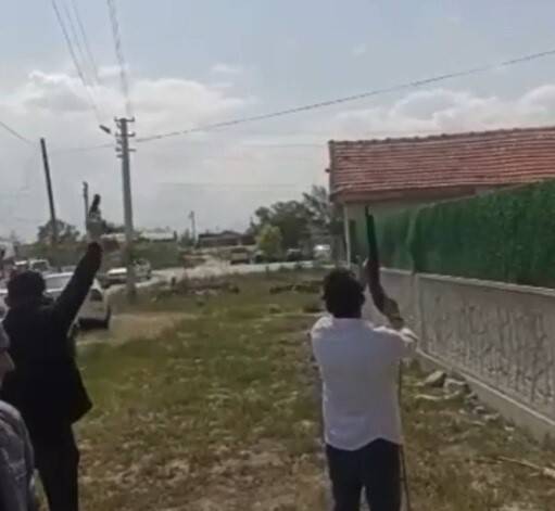 Konya'da sırayla havaya ateş eden düğün magandaları kamerada