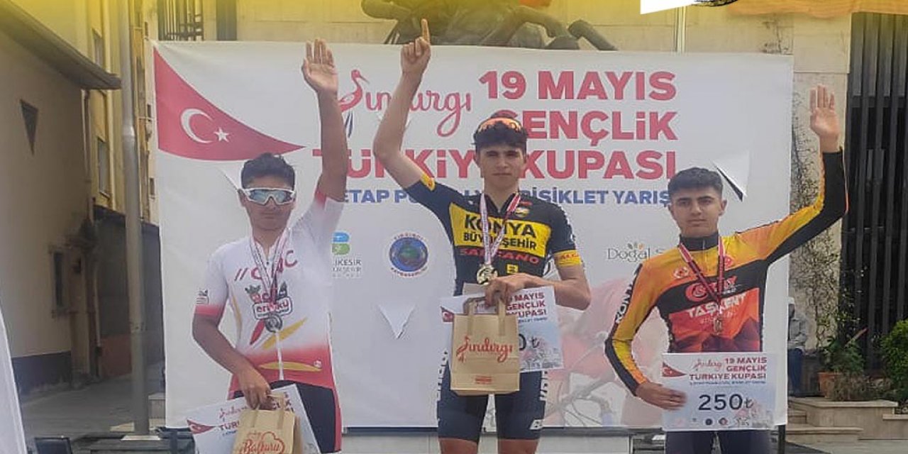 Konya Büyükşehir Belediyesporlu pedallar kürsüde