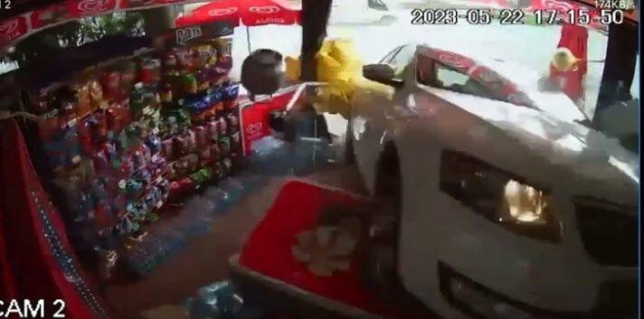 Kontrolden çıkan otomobil markete daldı