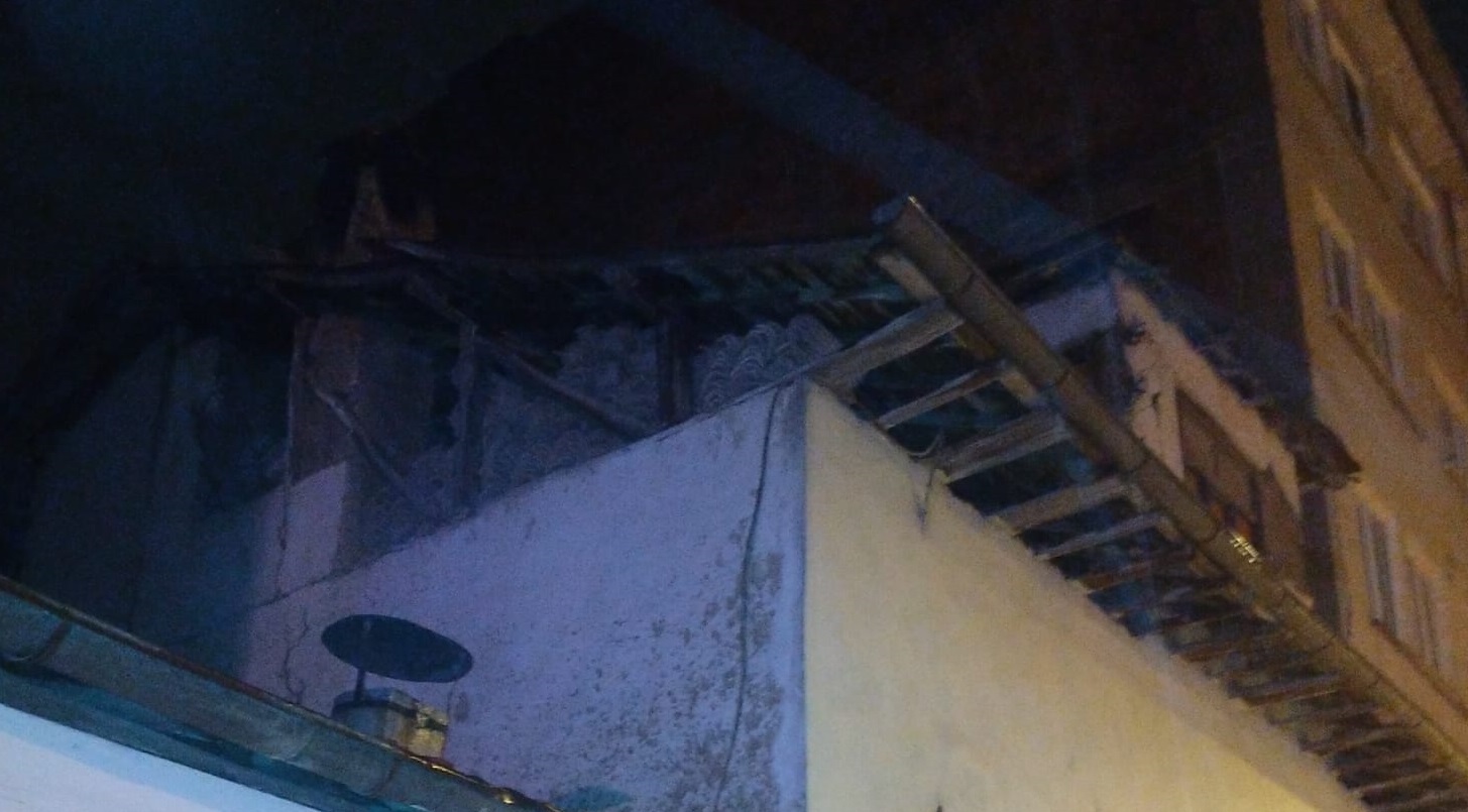 Ağır hasarlı binanın çatısı çöktü