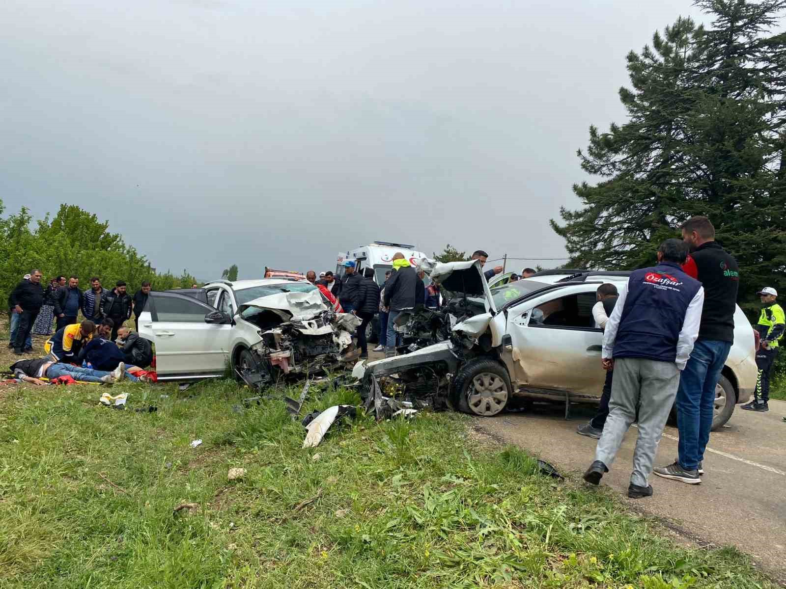 Konya-Isparta yolunda  iki otomobil çarpıştı: 1 ölü, 4 yaralı
