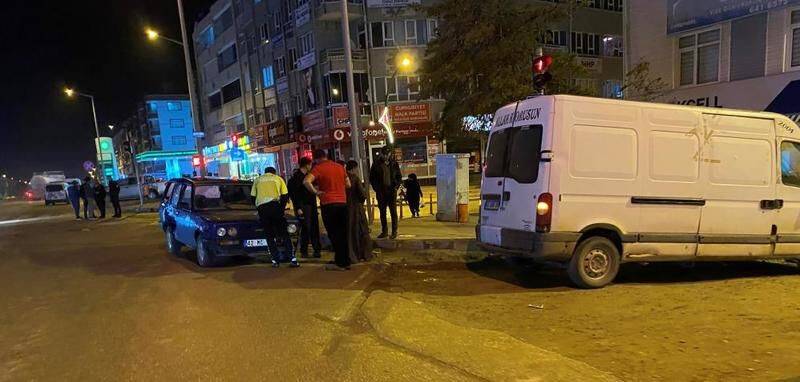 Konya'da minibüs ile otomobil çarpıştı 9 kişi yaralandı