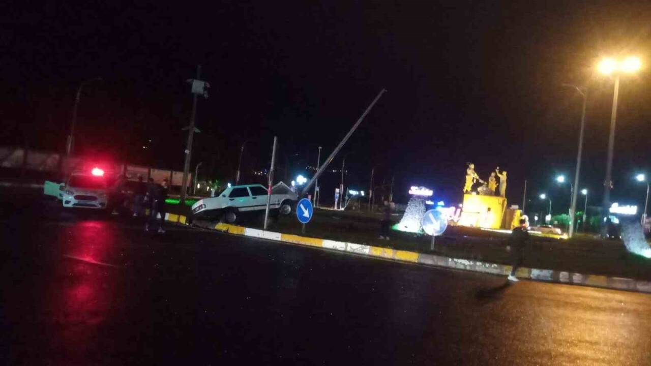 Otomobil aydınlatma direğine çarptı: 1 yaralı