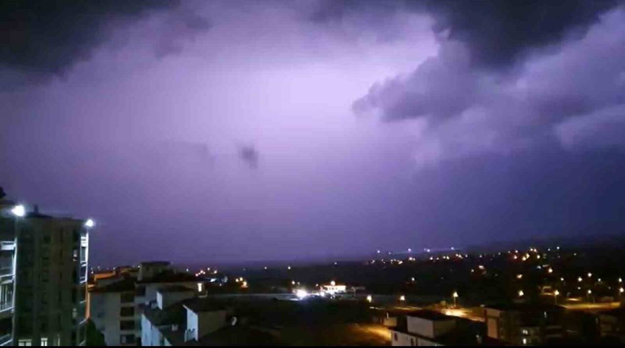 Şimşekler geceyi aydınlattı