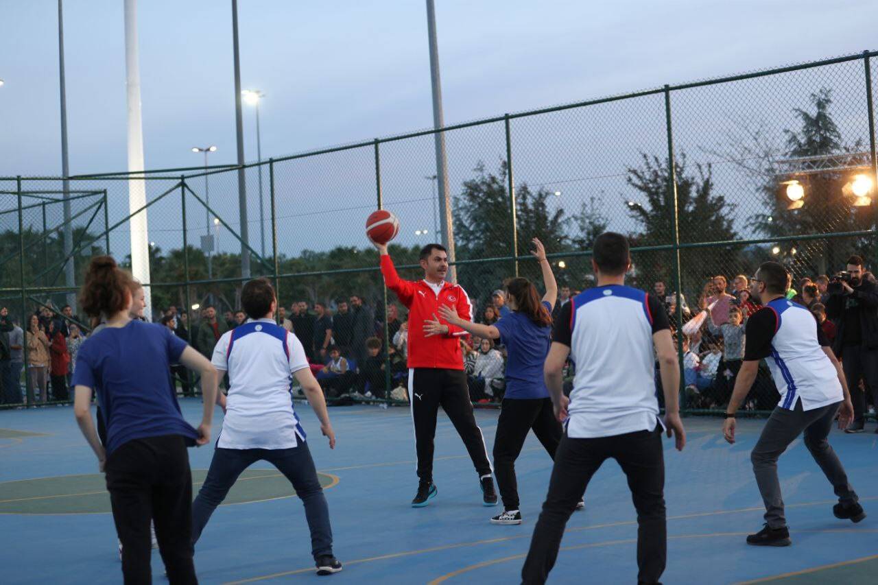 Bakan Kurum gençlerle basketbol oynadı