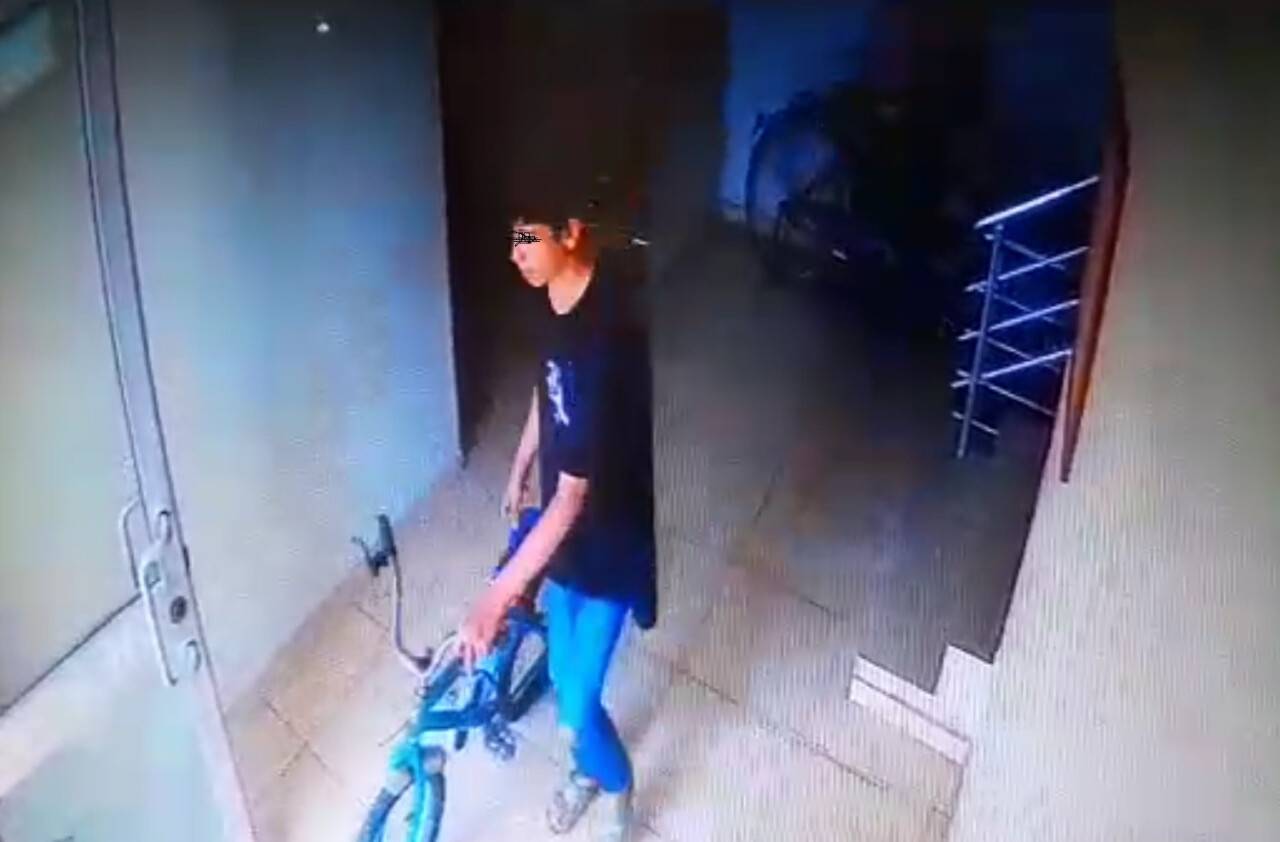 Apartmana giren şüpheliler bisikletleri çaldı, o anlar kamerada