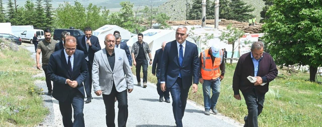 Bakan Ersoy, onarımları süren Cemevlerini ziyaret etti