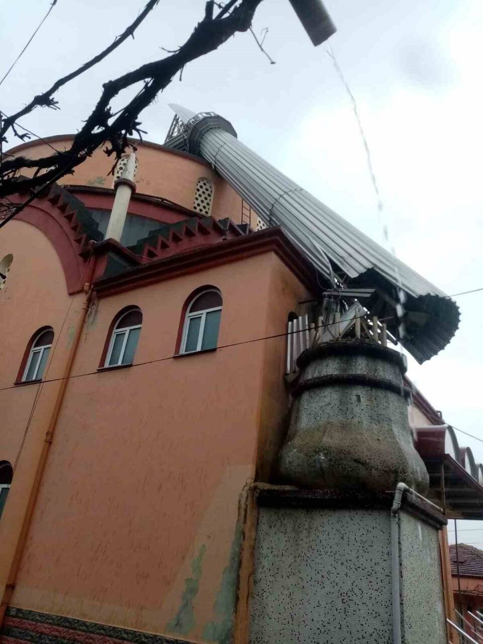 Fırtınadan yıkılan cami minaresi yenilendi