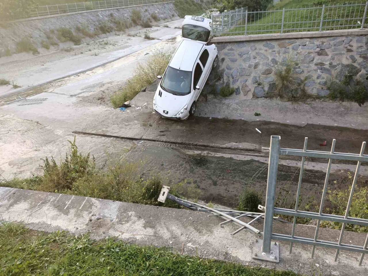 Park alanından çıkarken dere yatağına uçtu: 4 yaralı