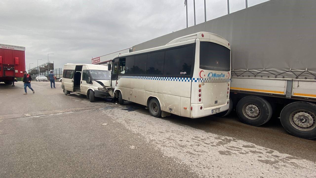 İki işçi servisi kafa kafaya çarpıştı: 6 yaralı