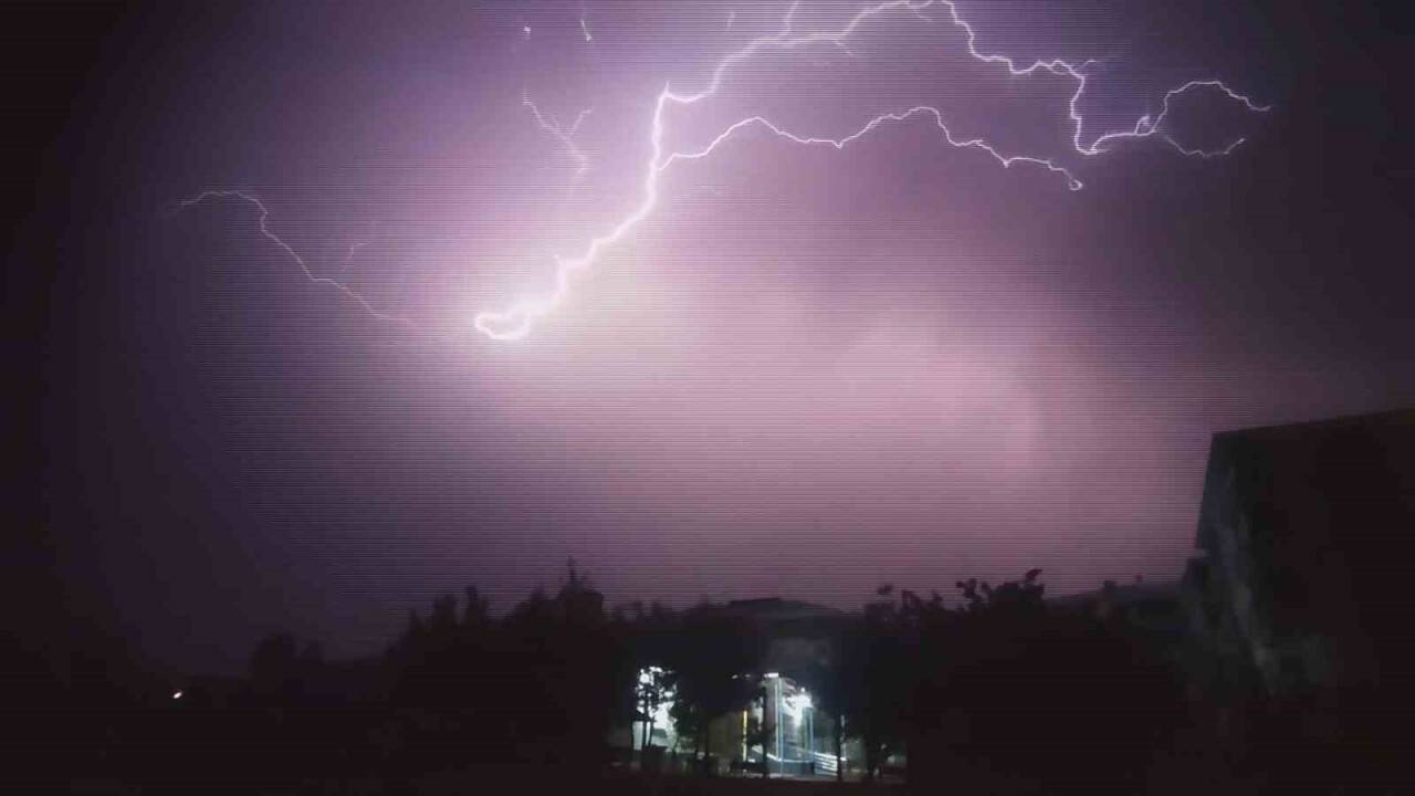 Şimşekler geceyi gündüze çevirdi