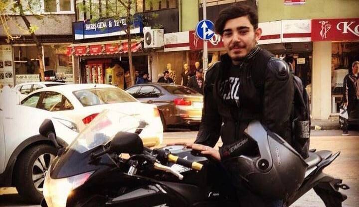 Bir genç, boynunda plastik kelepçe ile evinde ölü bulundu