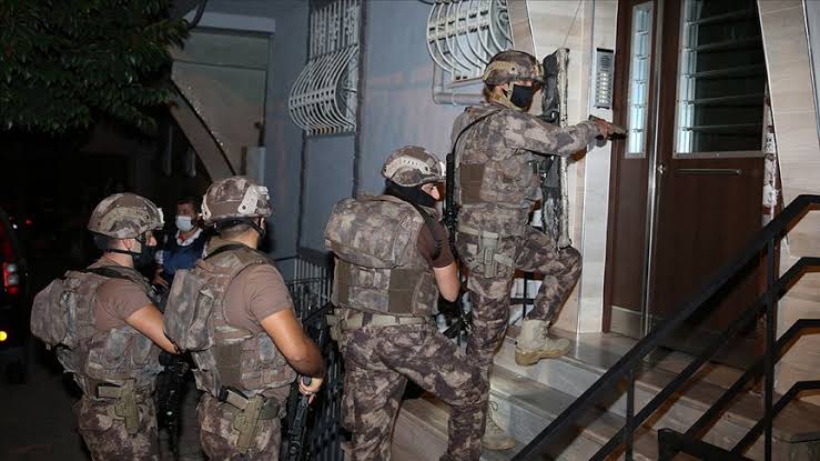 İstanbul ve deprem bölgesinde terör örgütü DHKP/C'ye yönelik operasyonda 8 şüpheli yakalandı
