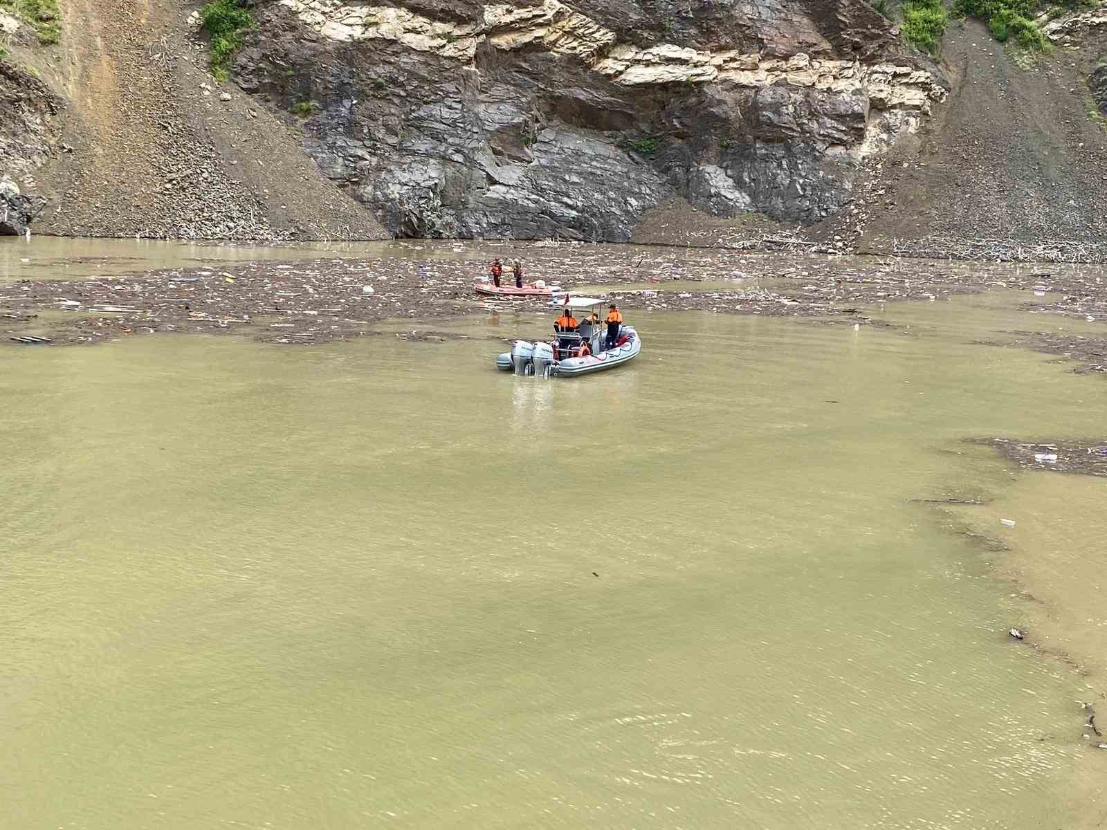 Çoruh nehrinde kaybolan sürücü botlarla aranıyor