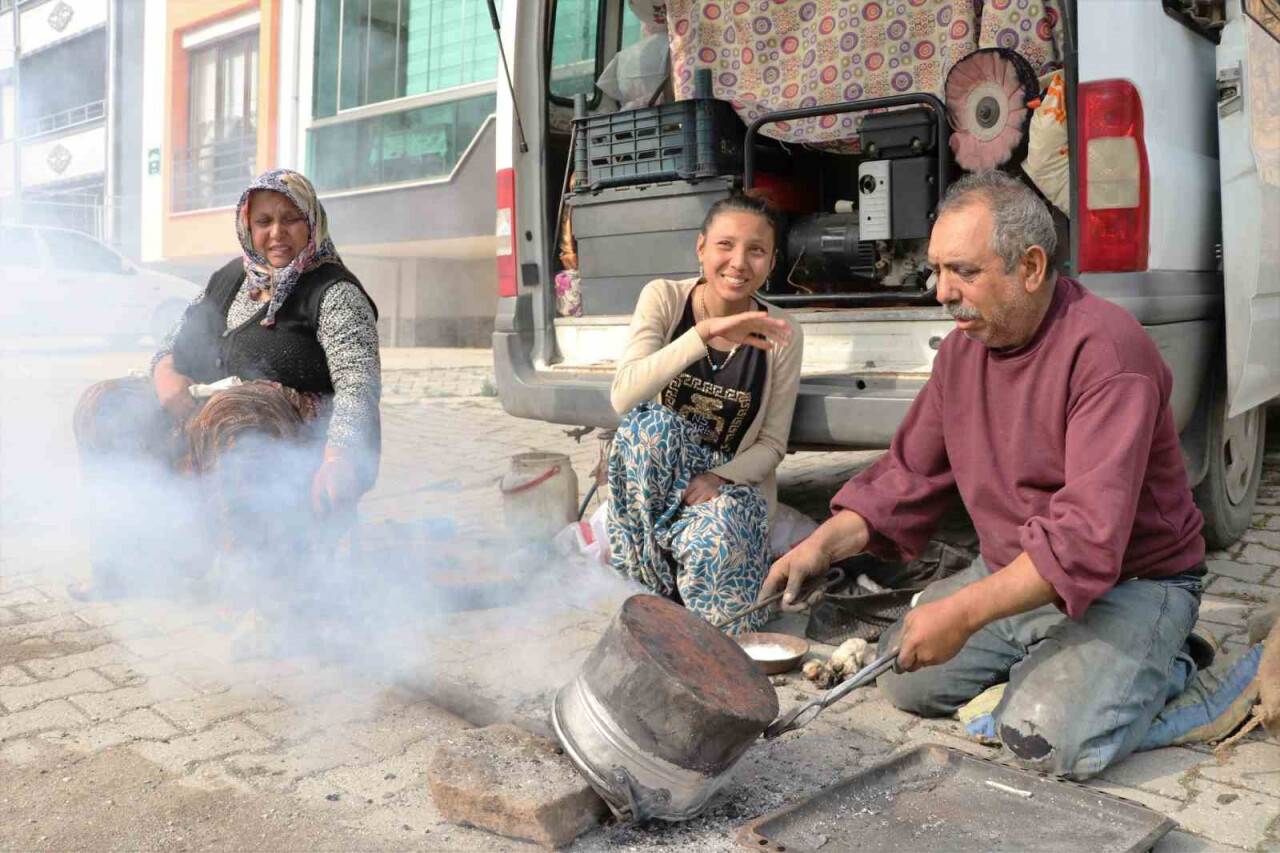 Yok olmaya yüz tutan kalaycılığı ‘seyyar’ olarak devam ettiriyor