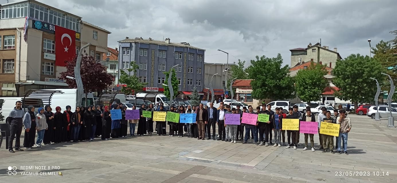 Bozkır'daki öğrencilerden kitap yürüyüşü