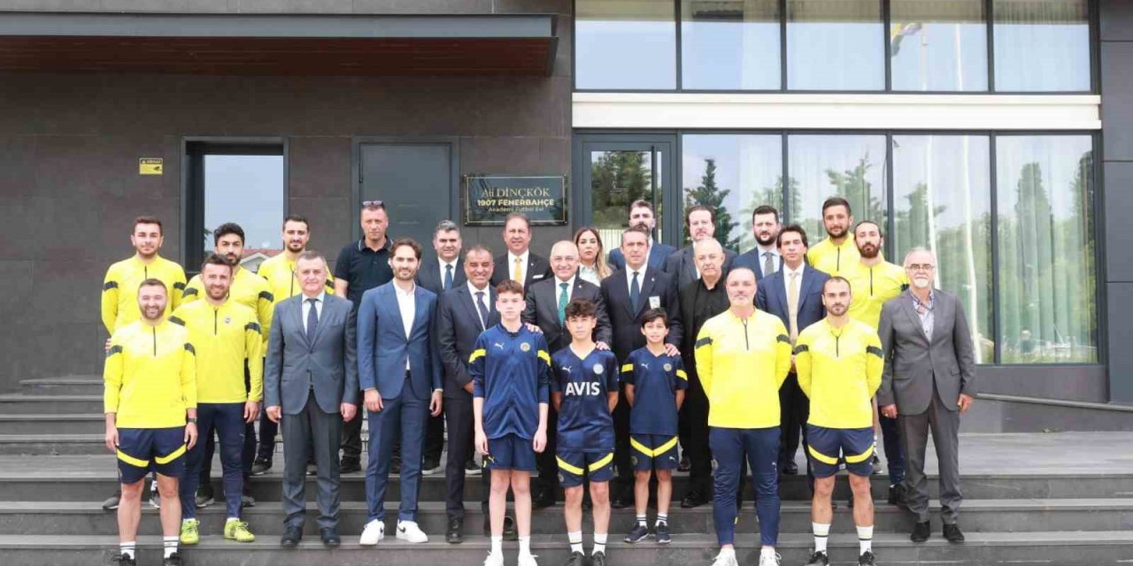 Büyükekşi’den, Fenerbahçe Futbol Akademisi’ne ziyaret