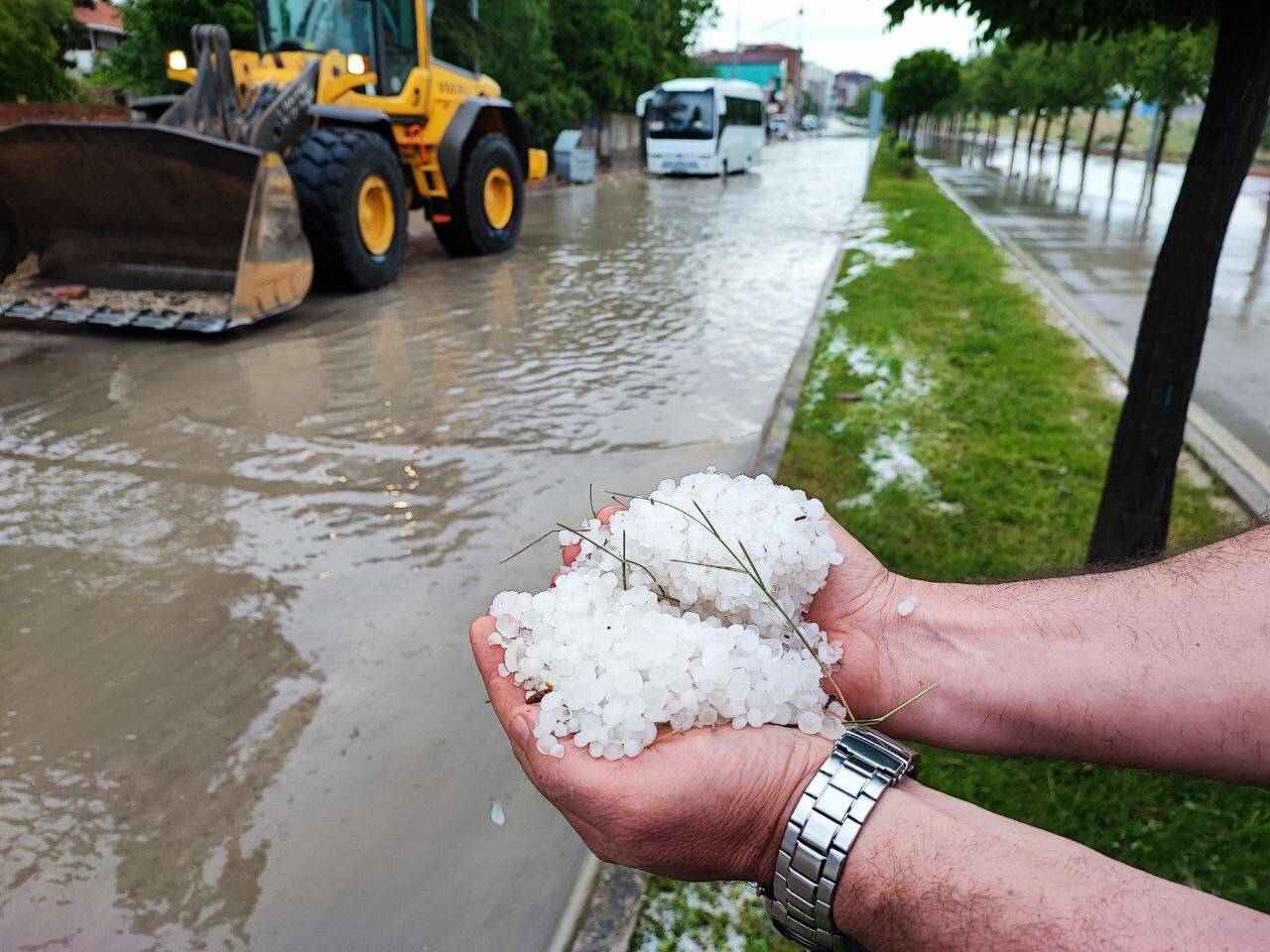 Aniden bastıran sağanak ve dolu yolları göle çevirdi