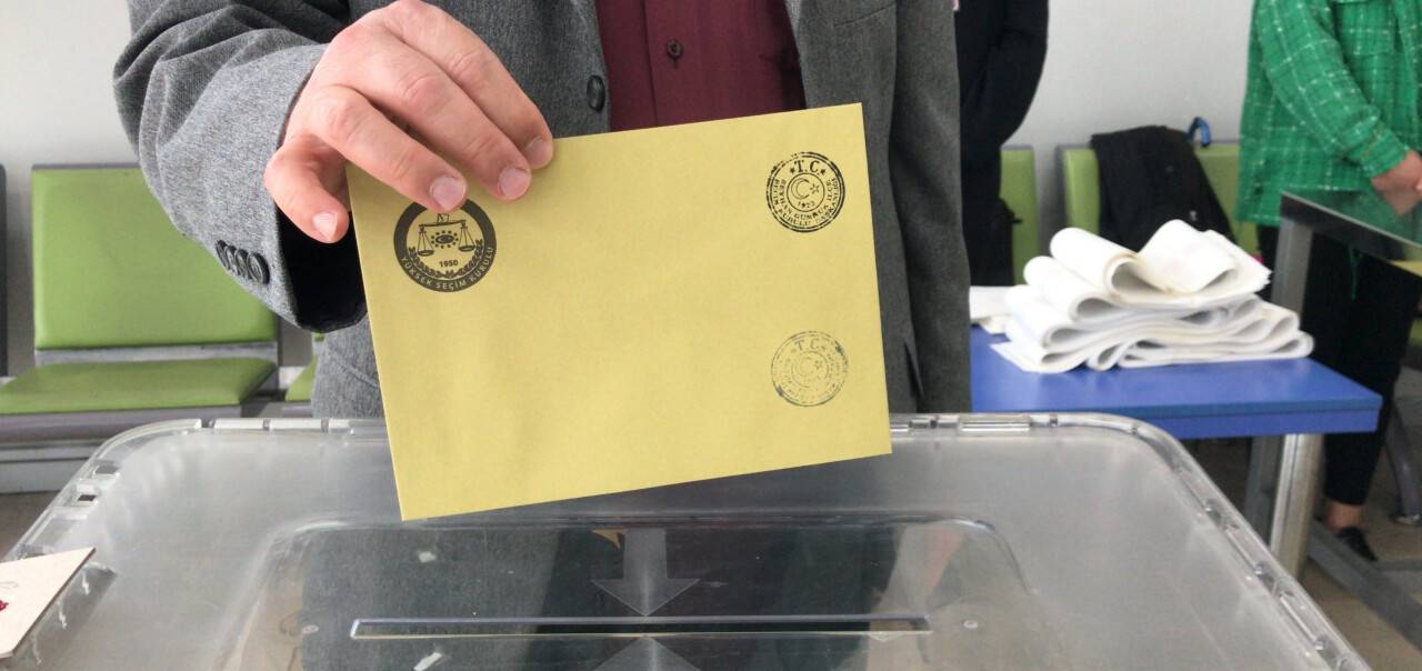 Yurt dışı ve gümrüklerde oy kullananların sayısı 1,9 milyonu aştı