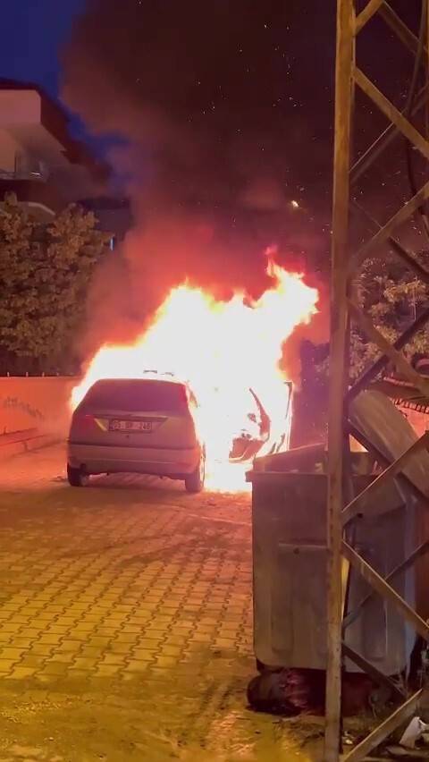 Yanan otomobil alev topuna döndü