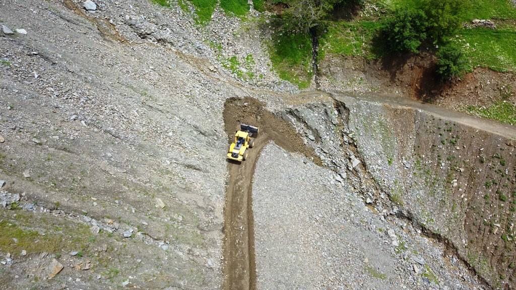 15 köy yolu ve içme suyu hatları selden zarar gördü