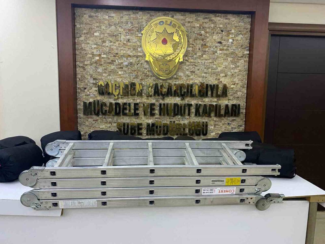 İstanbul’da minibüste 15 kaçak göçmen yakalandı